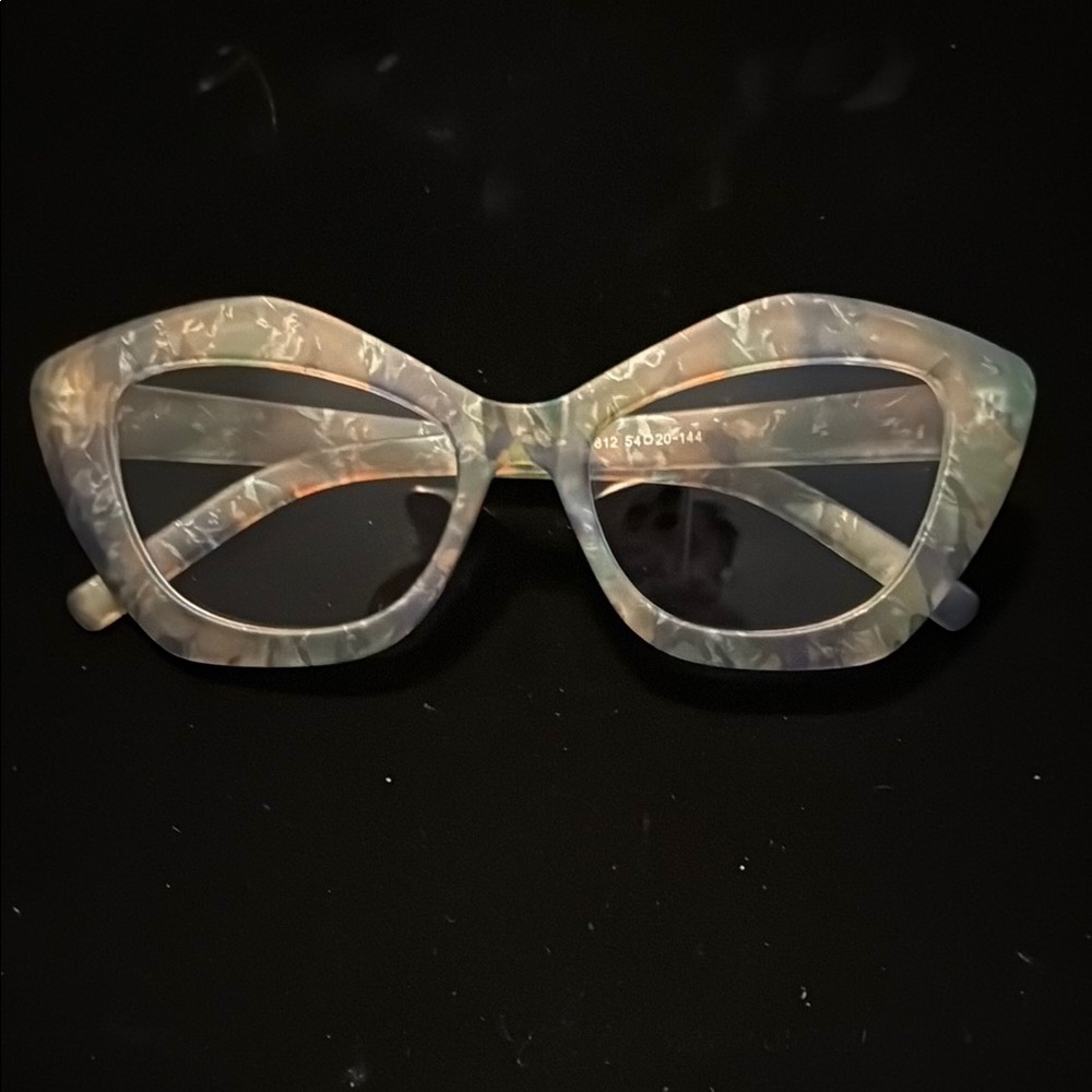 NWOT-Chic Frost Marbled Cat-Eye Sunglasses / Green & Blue Multi